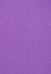 Tela de algodón morado con una textura suave, de color uniforme, sin patrones ni acentos, adecuada para diversas aplicaciones textiles.