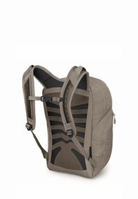 Sac à dos beige avec un tissu texturé et un panneau dorsal en maille. Il possède des bretelles rembourrées et réglables ainsi qu'une poche latérale zippée pour le rangement.