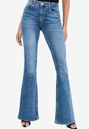 Lipsy REGULAR FIT - Flared Jeans - blue