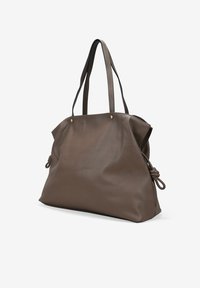 Bolso tote de cuero marrón con asas dobles, detalles laterales anudados y sutiles acentos en dorado; textura suave y granulada, diseño espacioso.