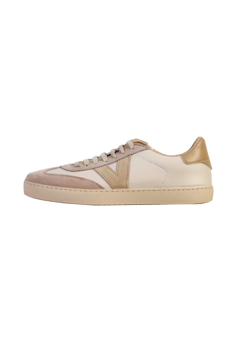 Las zapatillas están hechas de materiales de cuero y ante en tonos beige claro y crema, con una parte superior texturizada, acentos suaves y una suela de goma.