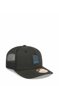 Schwarze Snapback-Mütze mit Mesh-Rücken, ausgestattet mit einem blauen Patch des Detroit Lions-Logos und einem flachen Schirm. Das Material besteht aus Baumwolle und synthetischem Mesh.