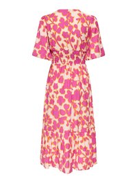 Robe midi fleurie rose et orange avec manches courtes bouffantes, taille cintrée élastique et ourlet à volants, vue de dos sur fond blanc.