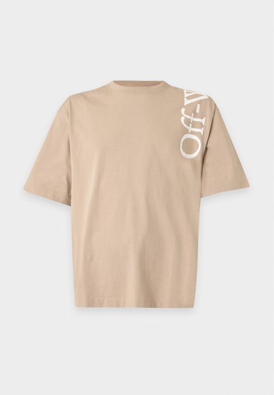 T-shirt beige à manches courtes avec col rond et texte vertical partiel blanc "Off-W" près de l'épaule droite.
