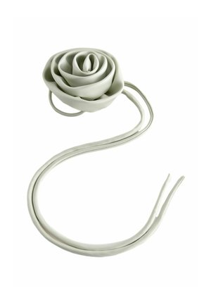 Weiße Silikonrose mit geschichteten Blütenblättern und einem langen, glatten Stiel. Das Design ist weich und flexibel und ähnelt einer natürlichen Blume.
