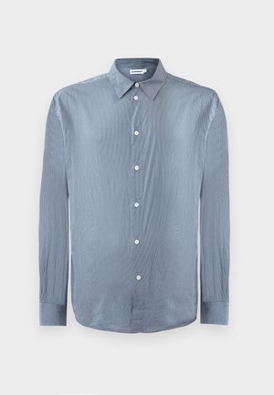 Camisa de botones de manga larga azul y blanca con rayas, con cuello y botones blancos, exhibida plana sobre un fondo blanco.