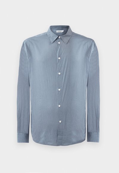 Μπλε και λευκή ριγέ πουκαμίσα με μακριά μανίκια, κουμπιά και λευκά κουμπάκια, τοποθετημένη επίπεδη σε λευκό φόντο.