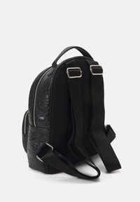 Zaino nero con design goffrato e testurizzato, dotato di tessuto in rete sui lati e spallacci regolabili in tessuto web. Hardware con cerniera argento visibile.