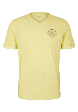 Hellgelbes V-Ausschnitt-T-Shirt mit aufgerollten kurzen Ärmeln und kleinem schwarzem Textlogo auf der linken Brust mit der Aufschrift „Tom Tailor.“