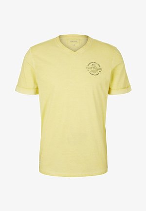 T-shirt jaune clair à col en V avec manches courtes retroussées et petit logo texte noir sur la poitrine gauche indiquant « Tom Tailor ».