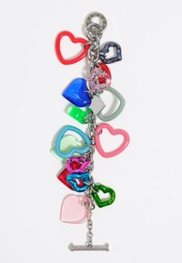 Llavero colorido con múltiples adornos en forma de corazón de diferentes colores y materiales, sujetos con herrajes en tono plateado.