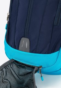 Zaino blu navy con accenti azzurri, dotato di cerniere, bordatura grigia sul fondo e tasca in rete per un facile accesso. Superficie in tessuto testurizzato.