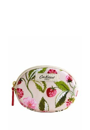 Petit sac ovale avec fond crème, imprimé floral et fraises, étiquette Cath Kidston London avec fermeture éclair et tirette rouge.