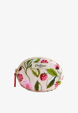 Piccola borsa ovale con sfondo crema, stampa floreale e fragole, etichetta Cath Kidston London con cerniera e tirante rosso.