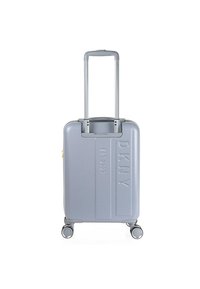 Maleta rígida gris con un acabado texturizado, que cuenta con un mango telescópico, cuatro ruedas y detalles de logotipo en relieve.