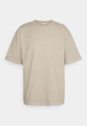 Beige katoenen t-shirt met een relaxed fit, ronde halslijn en korte mouwen. Kenmerkt zich door een subtiele logodetail vlak boven de zoom.