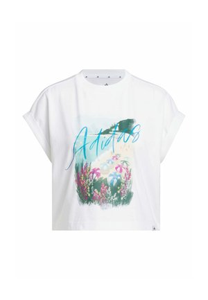 Biała bawełniana koszulka z nadrukiem przedstawiającym plażowy krajobraz z kolorowymi parasolami, kwiatami oraz napisem "Adidas" w niebieskiej, kursywnej czcionce.