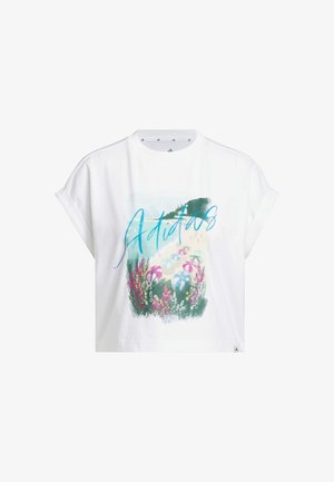 Wit katoenen T-shirt met een strandtafereel met kleurrijke parasols, bloemen en het woord "Adidas" in blauwe cursieve letters.