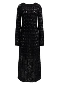 Robe noire en tricot à manches longues, présentant des motifs géométriques et un col rond. La texture est transparente avec des éléments de design superposés.