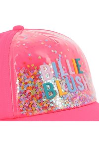 Ροζ καπέλο με μπροστινή διαφανή επιφάνεια γεμάτη με πολύχρωμα αστέρια σε σχήμα γκλίτερ. "BILLIE BLUSH" με πολύχρωμα, ανάγλυφα γράμματα στο μπροστινό μέρος.