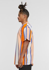 Karl Kani SMALL SIGNATURE STRIPE - Potiskana majica - orange apricot off white