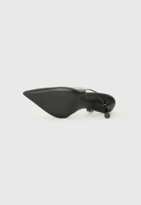 Scarpa nera con tacco alto, a punta e suola texturizzata. Presenta un design elegante con una leggera lucentezza e una cinghia alla caviglia.