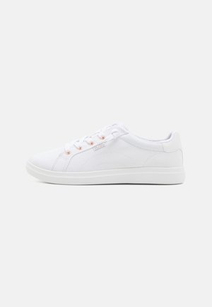 Weiße Leinenschuhe mit runder Zehenpartie, flacher Gummisohle und minimalen Nähten. Verfügt über metallische Ösen mit Schnürsenkeln. Markenlogo an der Seite.