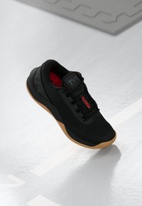 TYR CXT2 - Treeningjalatsid - black