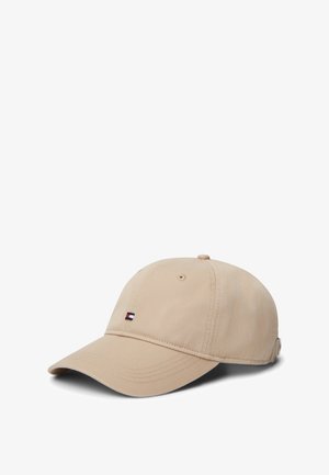 Cappellino da baseball beige in cotone con cinturino posteriore regolabile. Presenta un piccolo logo ricamato con strisce rosse, bianche e blu sulla parte anteriore.