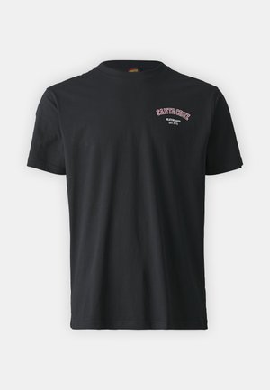 Schwarzes T-Shirt mit kurzen Ärmeln und Rundhalsausschnitt mit kleinem rot-weißem "Santa Cruz Skateboards Est. 1973" Logo auf der linken Brust.