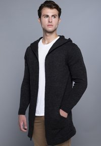 Herenlongcardigan in houtskoolkleur, gemaakt van textuurgebreide stof, met een capuchon, voorzakken, een open voorkant en geribde manchetten.