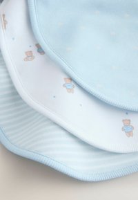 Kollektsioon kolme beebitoidu esikindaid pehmest, helesinisest kangast. Omab karupilte, triipu ja siledaid tekstuure. Ümarad servad, kontrastne õmblus.