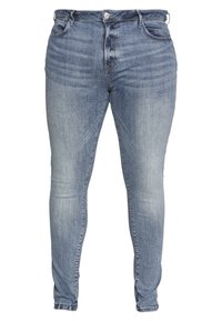 Jeans ajustados de lavado azul con bolsillos frontales, pasadores para cinturón y cierre de botón y cremallera en la cintura, mostrados planos sobre un fondo blanco.