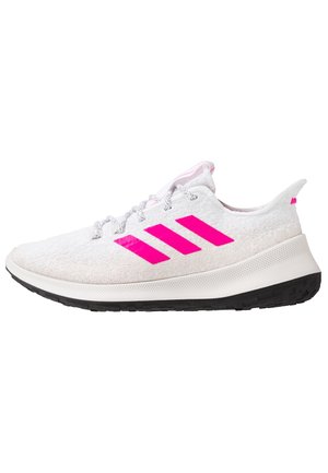 Chaussure de sport blanche avec logo rose à trois bandes, lacets blancs et semelle en caoutchouc noire, vue de côté sur fond blanc.