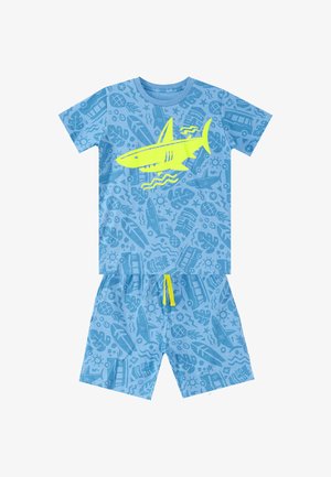 Blåt sæt til børn med kortærmet skjorte og shorts med havtema mønstre og stor gul haj grafik på skjorten.