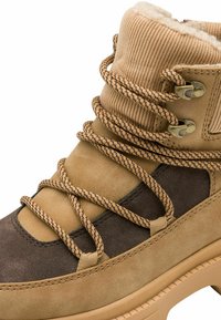 Hellbraune und braune Wanderschuhe mit strukturiertem Obermaterial, dicken Schnürsenkeln und gepolsterter Schuhkragen. Verfügt über Metallösen und eine strapazierfähige Gummisohle.