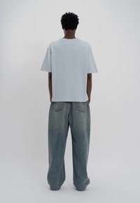 LOW LIGHTS STUDIOS® CHROMATIC - T-shirts med print - sky blue