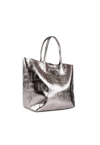 Borsa tote in argento metallico con motivo del logo in rilievo, texture liscia, due manici, design aperto e base arrotondata.