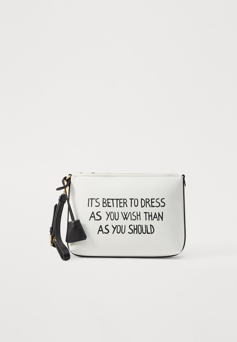 Borsa a tracolla in pelle bianca con dettagli neri, caratterizzata da una stampa di testo motivazionale sul davanti. Include una tracolla removibile e una chiusura con zip.