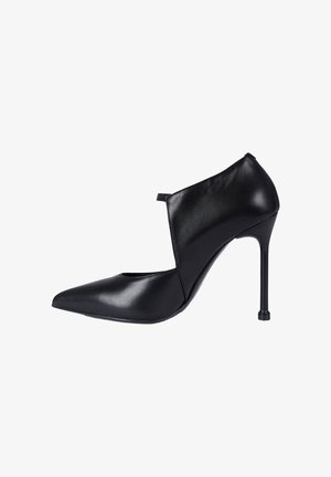 Pattina nera in vernice per scarpa con tacco alto, punta affusolata, apertura alla caviglia e tacco a stiletto. Texture liscia e design elegante.