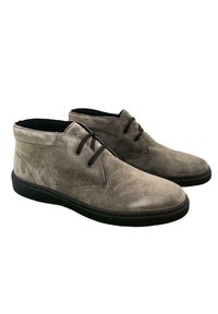 Anfibi in suede grigio con una texture liscia, punta rotonda e due occhielli neri per i lacci su ciascun lato. Suola in gomma nera.
