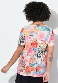 Kurzärmliges, mehrfarbiges Grafik-T-Shirt mit tropischen Drucken, Surfboards und Text. Weicher Stoff mit lockerer Passform und Rundhalsausschnitt.