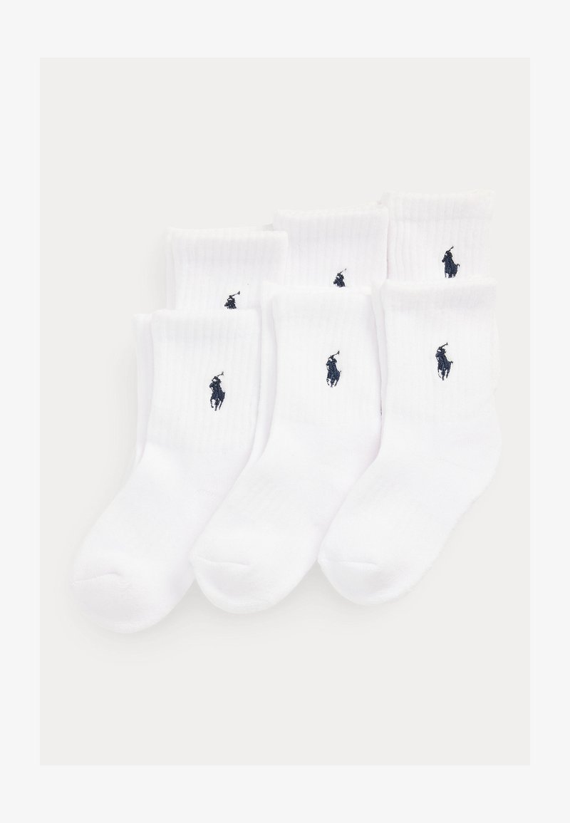 Six paires de chaussettes montantes blanches côtelées avec un petit logo de joueur de polo bleu marine brodé près du haut du bord-côte.