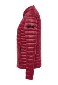 Czerwona wygodna kurtka z ociepleniem, z pionowym pikowaniem, długimi rękawami, wysokim kołnierzem oraz bocznymi kieszeniami na zamek. Metka marki na górnym lewym boku.