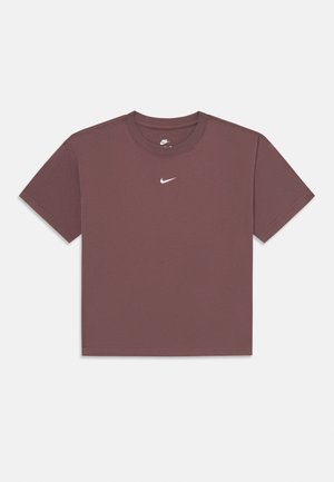 Braunes Nike-T-Shirt mit kurzen Ärmeln und kurzem Schnitt, rundem Halsausschnitt und kleinem weißen Nike-Swoosh-Logo mittig auf der Brust.