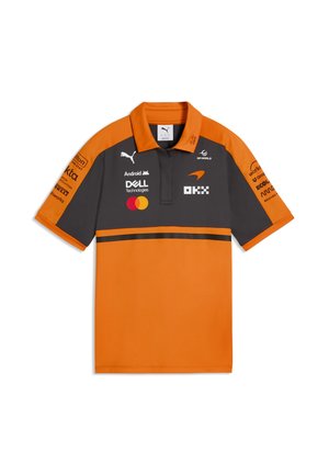 Pomarańczowa i ciemnoszara koszulka polo z kołnierzykiem, guzikami z przodu oraz wieloma logo sponsorów z branży technologicznej i motoryzacyjnej na piersi i rękawach.