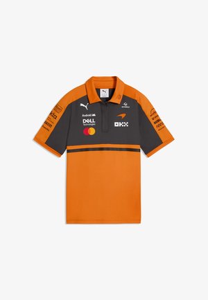 Pomarańczowa i ciemnoszara koszulka polo z kołnierzykiem, guzikami z przodu oraz wieloma logo sponsorów z branży technologicznej i motoryzacyjnej na piersi i rękawach.