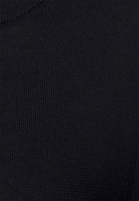 Černá pletená látka s jemnou žebrovanou strukturou, která vykazuje měkký, rovnoměrný povrch bez výrazných vzorů nebo kovových doplňků.