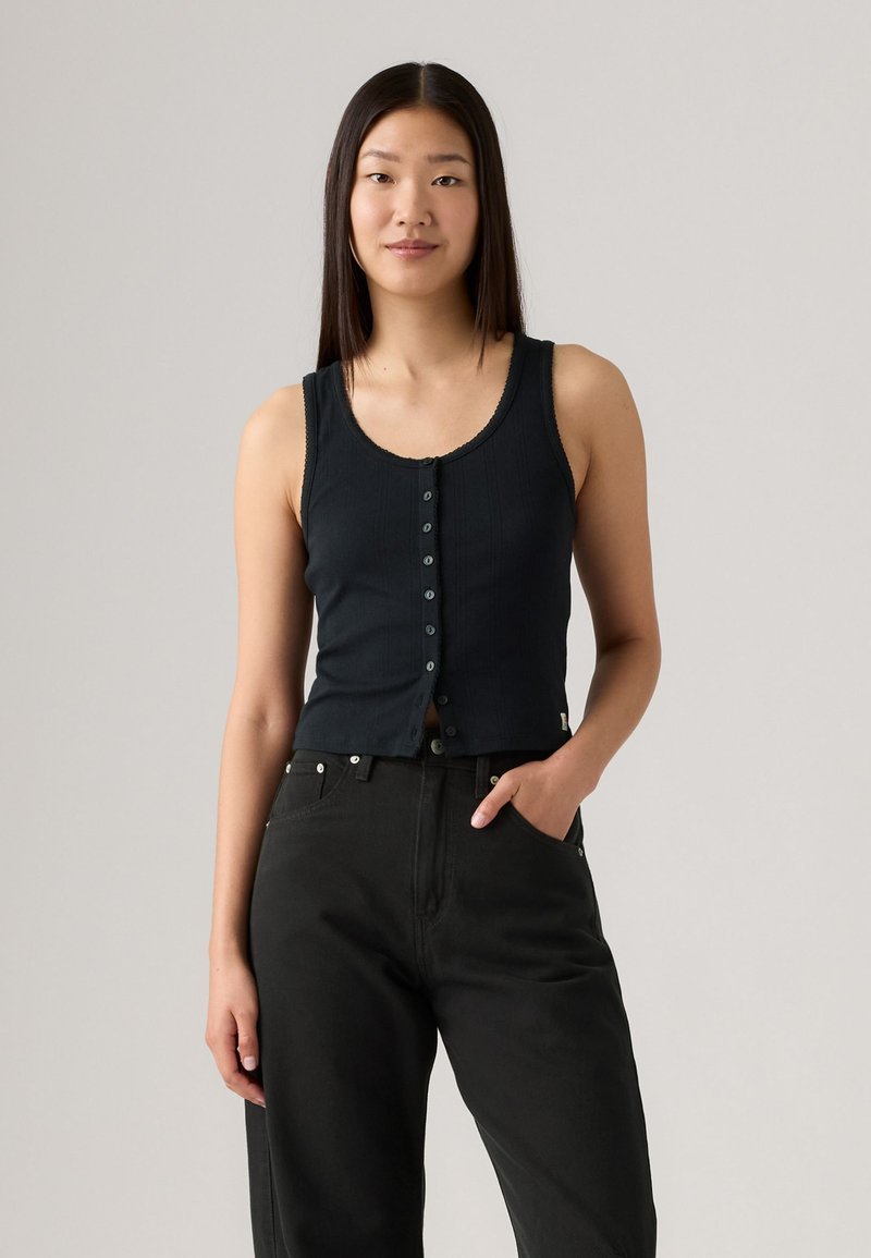 Schwarzes, geripptes Tanktop mit Rundhalsausschnitt, Knöpfen an der Vorderseite und gewelltem Saum an den Armausschnitten; minimalistisches Design.