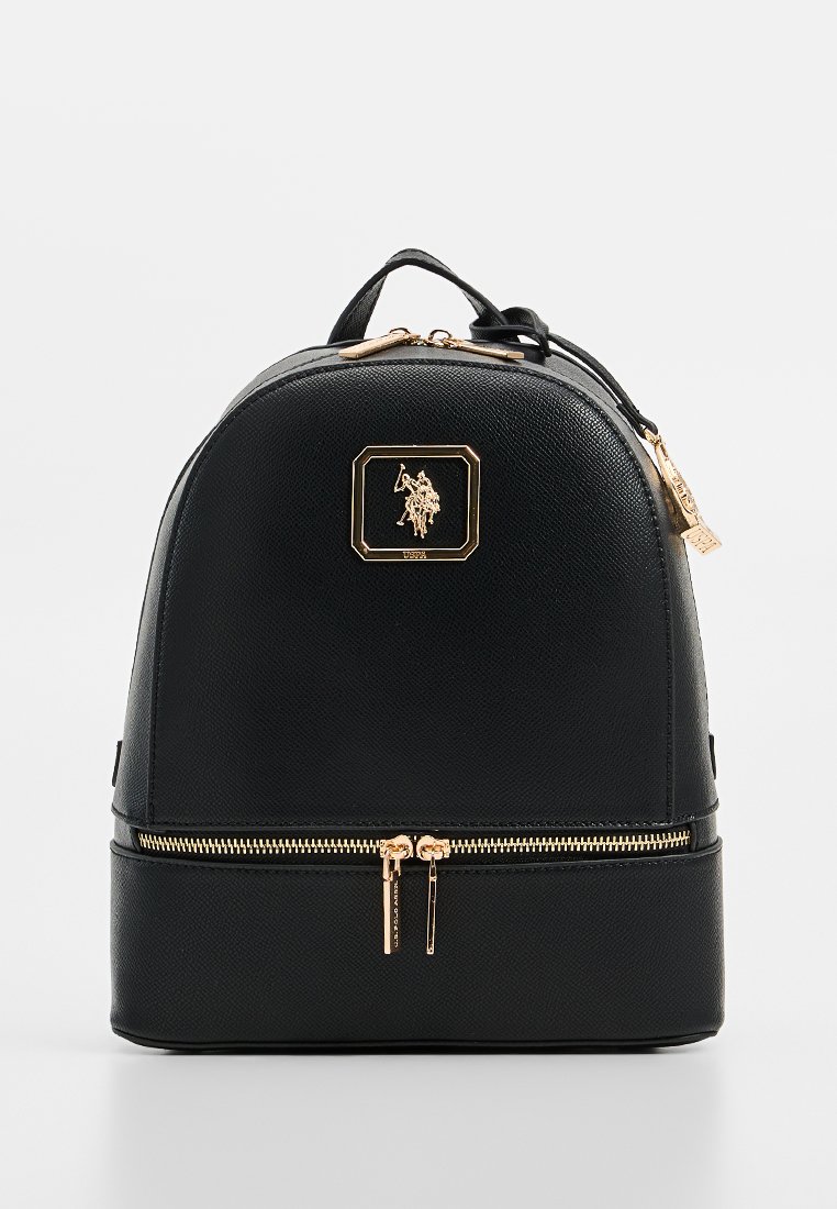 Zaino in pelle sintetica nera con forma arrotondata, dettagli in metallo dorato, tasca anteriore con zip e placca con logo sulla parte anteriore.